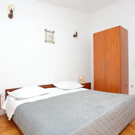 Apartment By The Sea - 7558 Rogoznica (Sibenik-Knin)